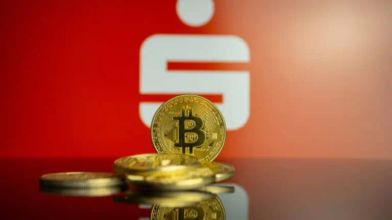 Sparkasse Bitcoin Bild Rcc Btn Shutterstock.com shutterstock 2108025422 1920