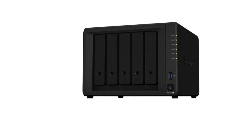 An kleine Firmen, Büros und fortgeschrittene Heimnutzer richtet sich Synology mit seinem neuen 5-Bay-NAS, »DiskStation DS1522+.