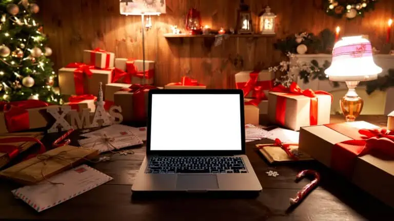 Weihnachten Laptop Shutterstock 1836087217 1920