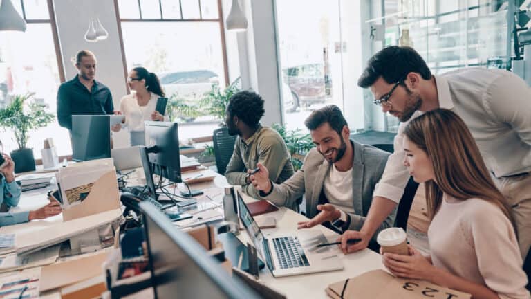 Junge Mitarbeiter im Büro