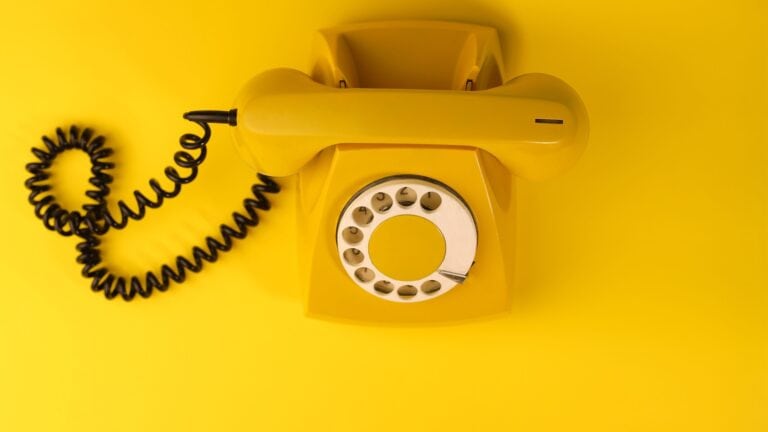 Vishing - gelbes Retro Telefon