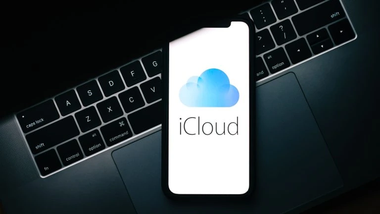 Apple iCloud Quelle nikkimeel Shutterstock.com 2081949916