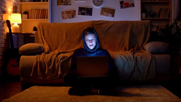 Jugendliche, Teenager, Cyberkriminalität, Hacker