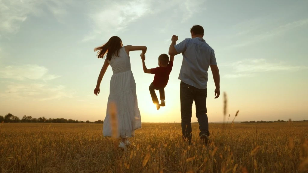 Mutter, Kind, Vater spielen Engele flieg