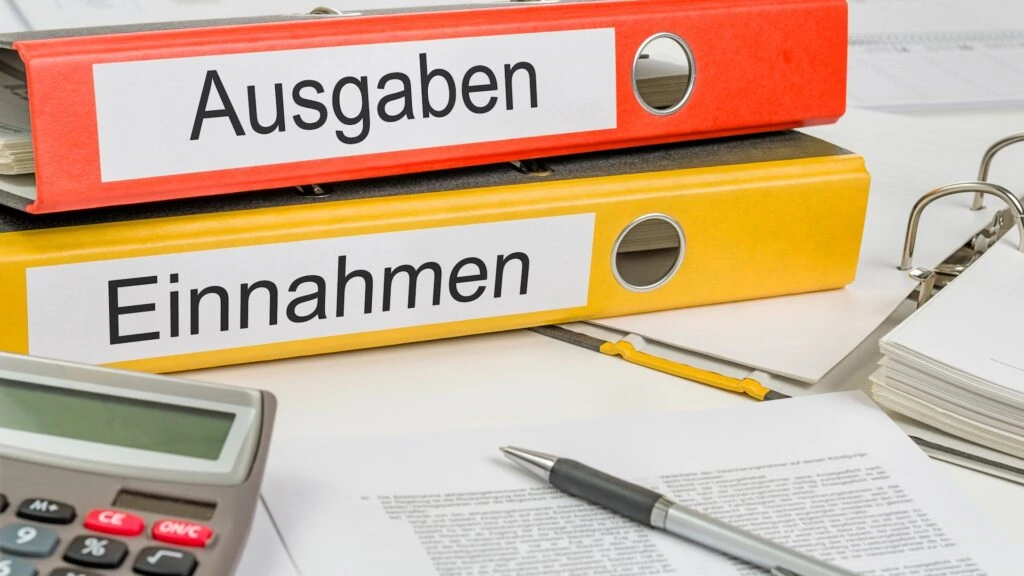 Ordner mit der Beschriftung Ausgaben und Einnahmen