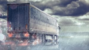 LKW bei Regen und Sturm